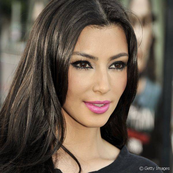 Em 2009, para ir à uma première na Califórnia, Kim Kardashian deixou os olhos bem marcados e destacou os lábios com batom rosa (Foto: Getty Images)